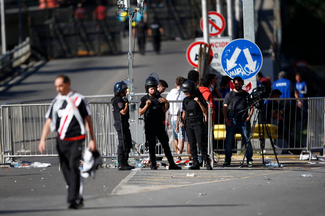 BUENOS AIRES, ARGENTINA - NOVEMBER 24: Riot police stand guard at a barricade outside Monumental Stadium prior the second leg final match of Copa CONMEBOL Libertadores 2018 between River Plate and Boca Juniors on November 24, 2018 in Buenos Aires, Argentina. (Photo by Demian Alday/Getty Images)