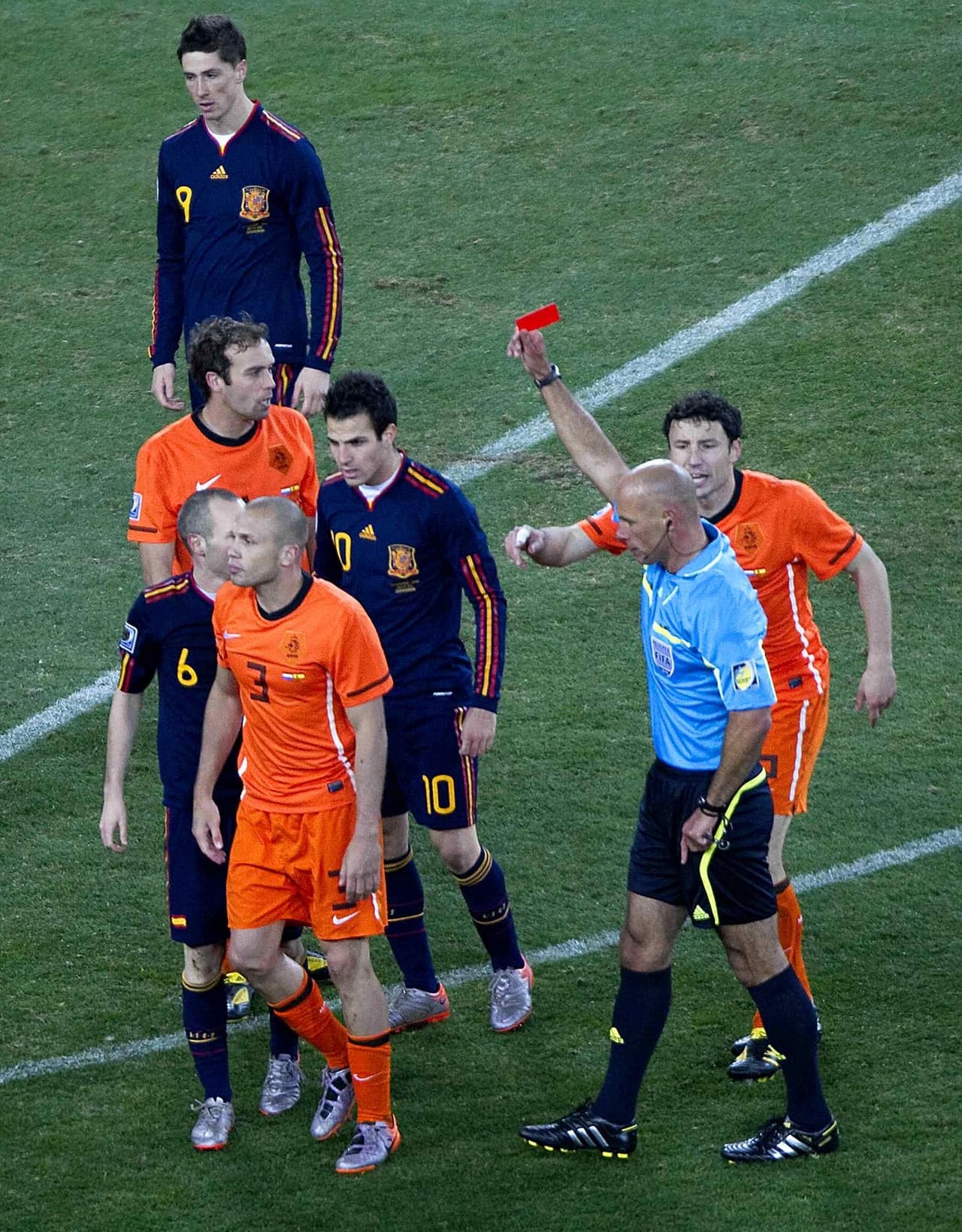 En los tiempos extras salió expulsado por doble amarilla el defensor tulipán John Heitinga.