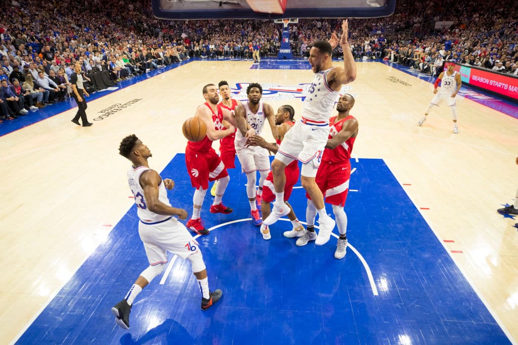 Los Philadelphia 76ers se negaron a ser eliminados en casa al vencer 112-101 a los Toronto Raptors en el Juego 6 de su serie de Playoffs de segunda ronda en la Conferencia del Este en la NBA y con esto forzaron al séptimo y definitivo encuentro, que habrá de jugarse el domingo próximo. Jimmy Butler anotó 25 puntos y Ben Simmons aportó 21 para que los Sixers alarguen la serie en Canadá.