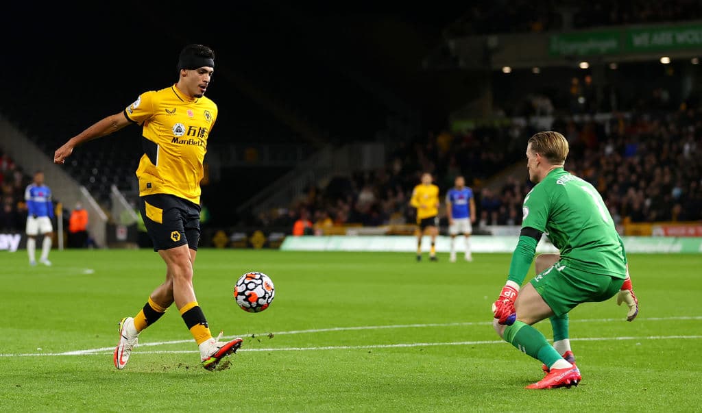 Wolverhampton se impone en el Molineaux ante Everton 2-1, durante la Jornada 10 en la Premier League. Max Kilman anotaba el primero para los locales al 28', pero Alex Iwobi emparejaba el partido a los 66 pero un golazo del mexicano Raúl Jiménez, le dio la victoria a los Wolves sobre los Toffees.