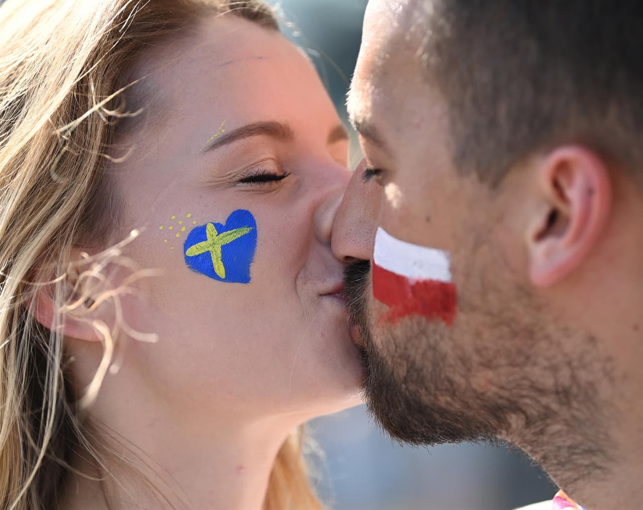 Con banderas, pelucas, anteojos y caras muy coloridas, así se vive la pasión en las tribunas previo a los choques de España-Eslovenia y Suecia-Polonia.