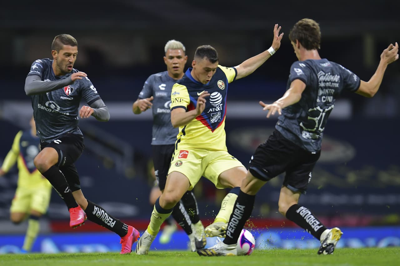 Federico Viñas estuvo muy cerca de abrir el marcador al final del primer tiempo; el balón se estrellaba en el travesaño.