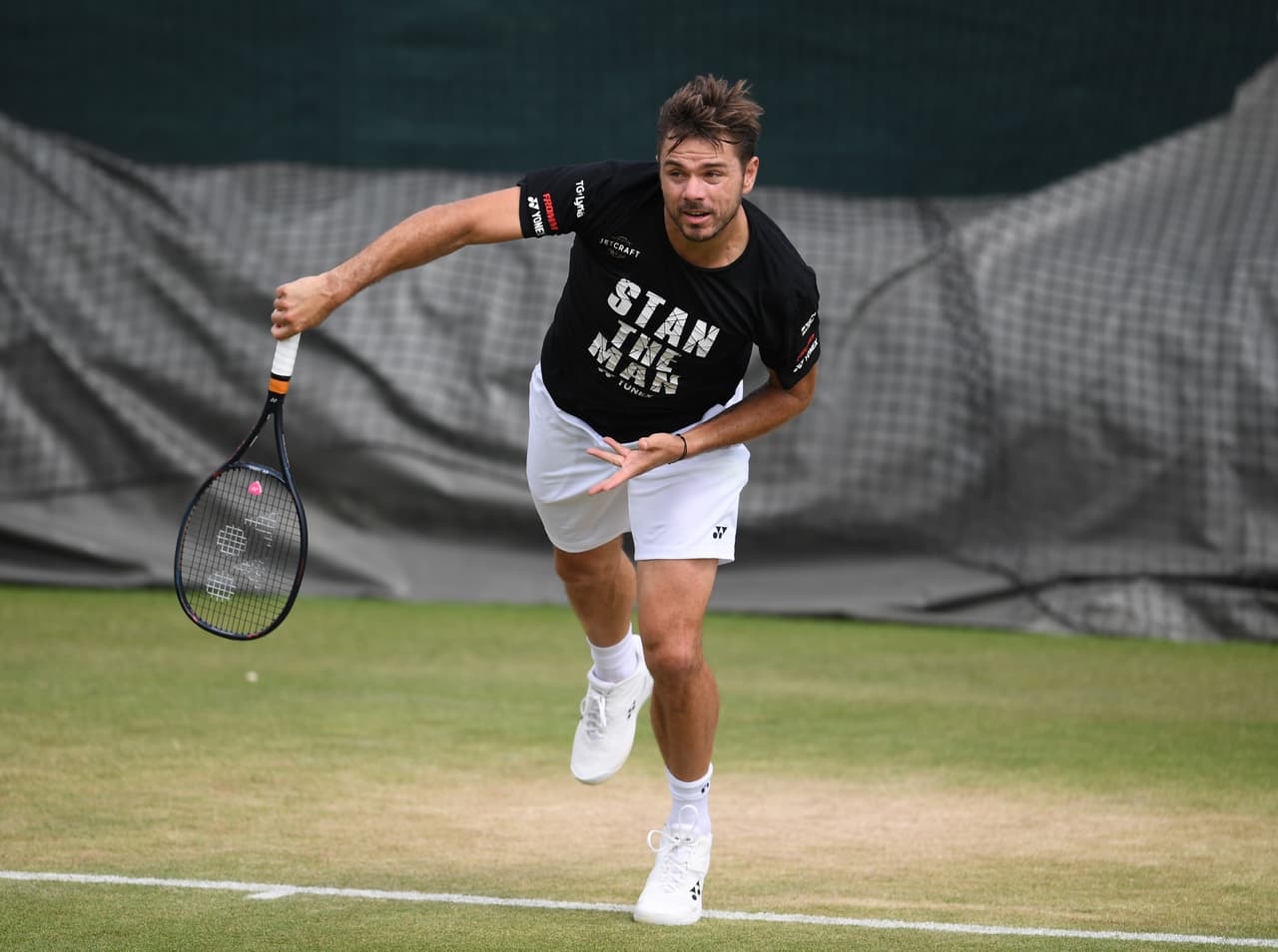 Con una playera con un mensaje curioso ('Stan The Man', que traduce 'Stan, el hombre'), el suizo Stan Wawrinka quiere demostrar que todavía puede ser competitivo en el circuito.