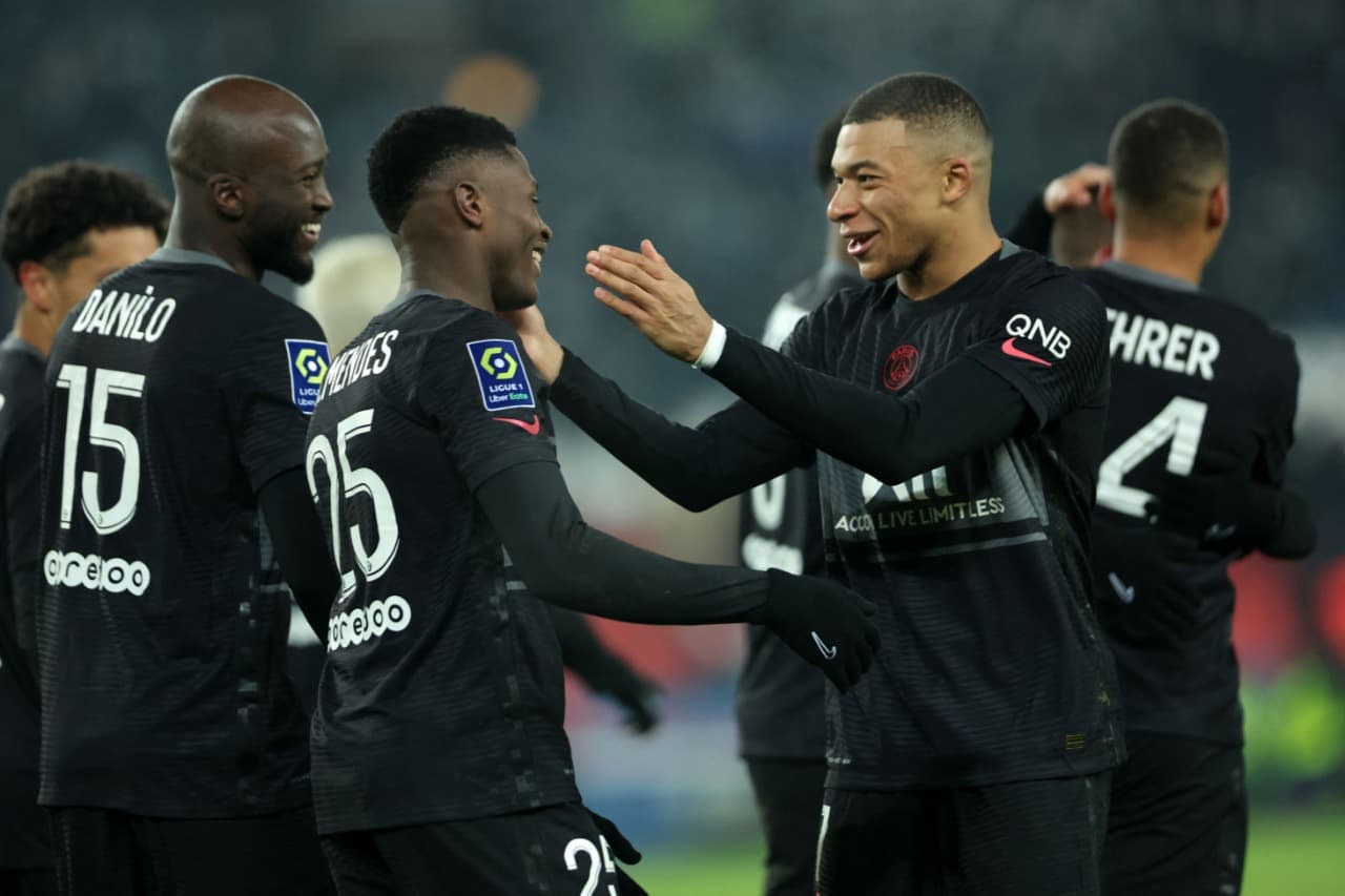 PSG no quiere complicar su liderato y de la mano de Kylian Mbappé caminan a la victoria 2-0 sobre el Stade Brestois.
