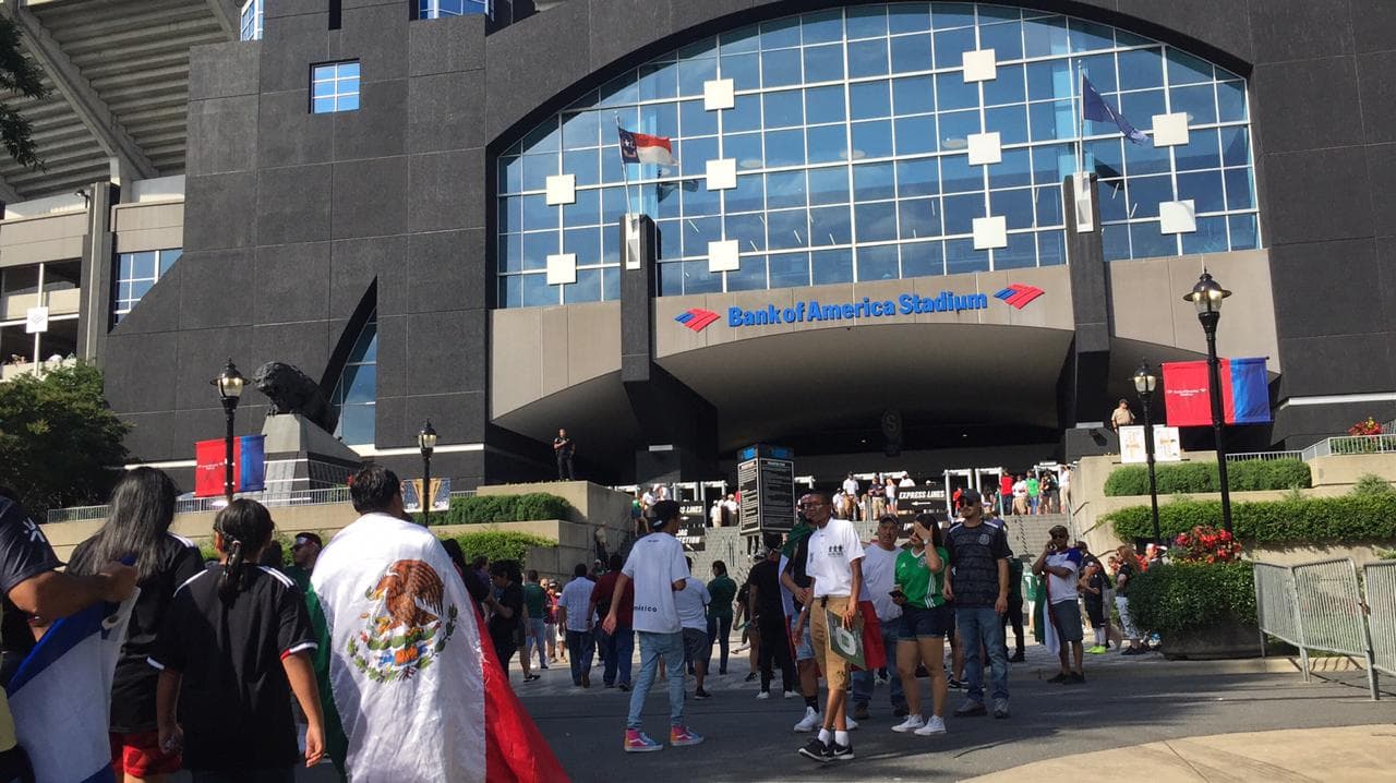 En las afueras del Bank of America Stadium los fanáticos mexicanos se alistan para el juego del Tri contra Martinica por el Grupo A de la Copa Oro.