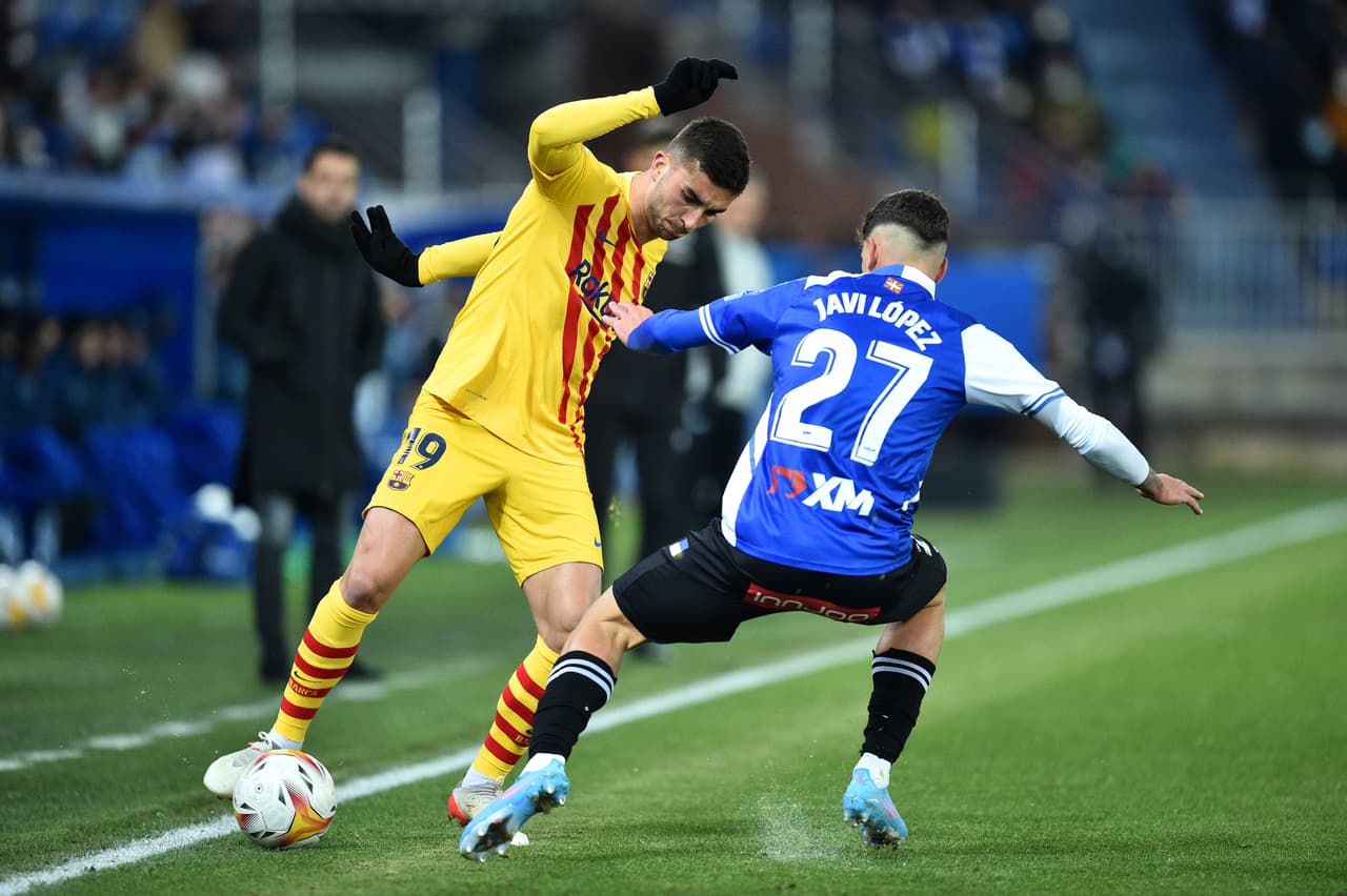 El Barcelona batalló mucho para vencer al Alavés, uno de los peores de LaLiga, pero al final lo hizo con un gol de Frenkie de Jong.