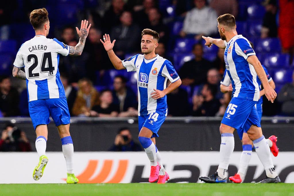 Traoré ve la oportunidad de gol, sin embargo no tiene suerte.