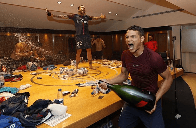Los jugadores de PSG vivieron una gran fiesta luego de volver a ser campeones de la Liga de Francia tras goleada 7-1 contra Mónaco, su gran rival y anterior ganador. Así se celebra con todo.