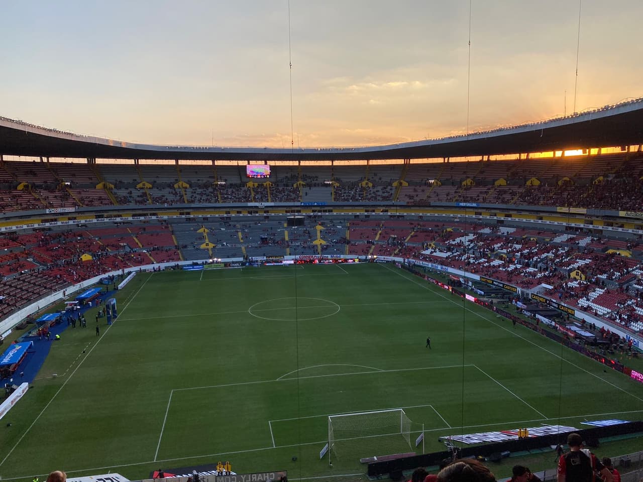 ¡Qué ambientazo! Los seguidores del Atlas se dieron cita en las inmediaciones del Estadio Jalisco desde muchas horas antes de que diera inicio el partido con el fin de alentar en busca de la remontada del título.