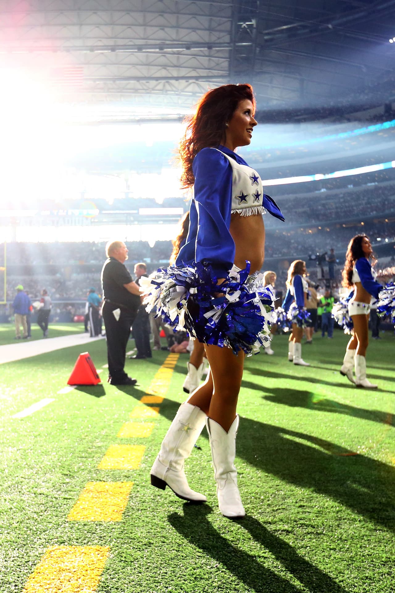 El otro novato, el corredor Ezekiel Elliott también brilló en la ofensiva de los Cowboys al hacer 20 acarreos para 97 yardas de avance además de conseguir dos anotaciones.