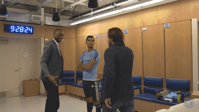 El saludo entre Pirlo y Vieira.