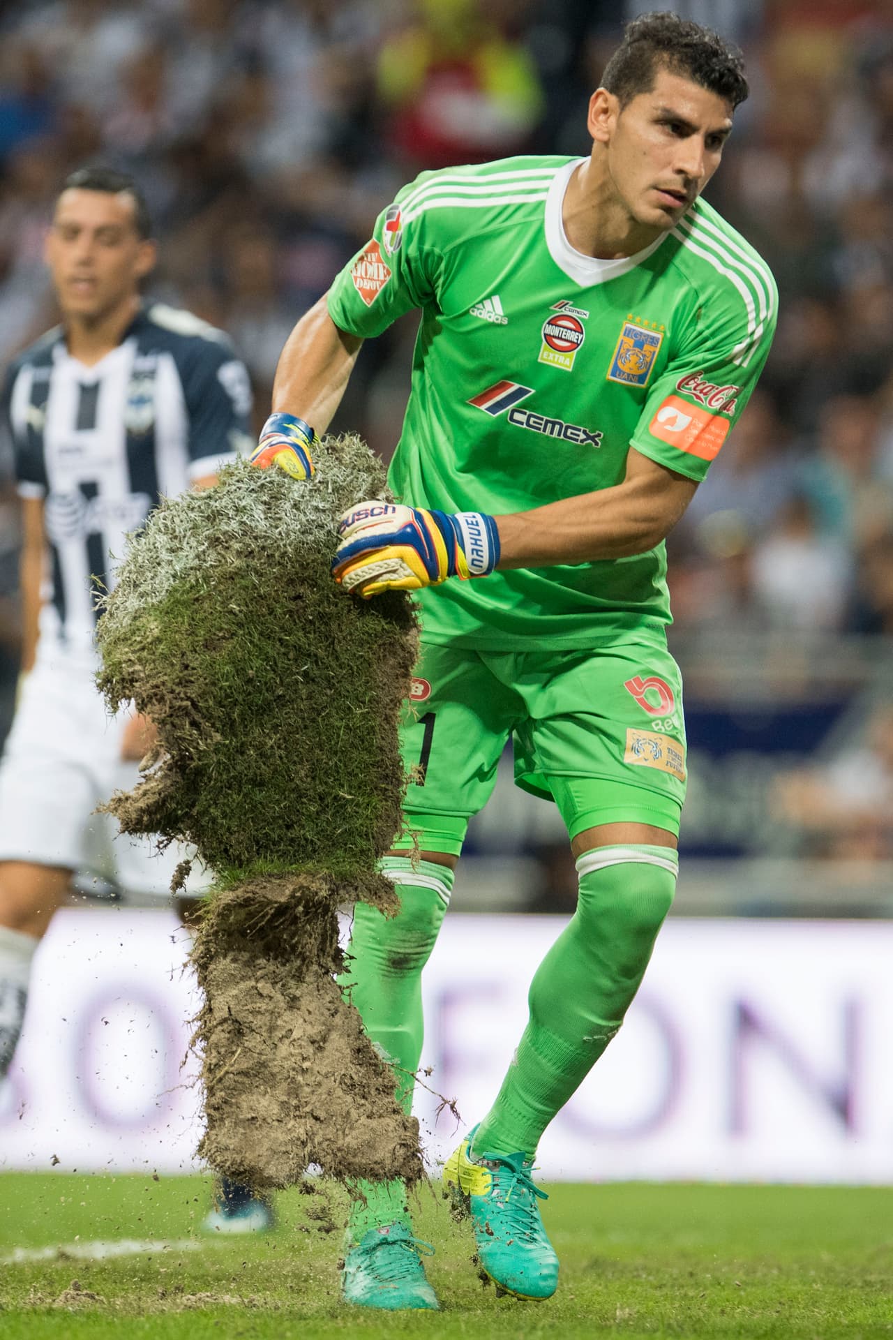El estadio BBVA Bancomer presenta daños severos en el campo y Nahuel Guzmán intentó solucionarlo muy a su estilo.