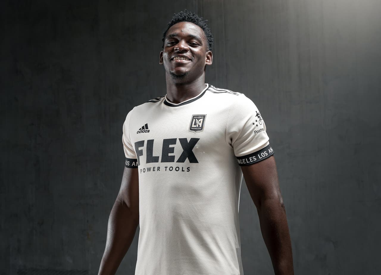 La camisa está hecha con un material con suave reflejos dorados y pretende homenajear al personal que está en la primera línea de combate contra el coronavirus.