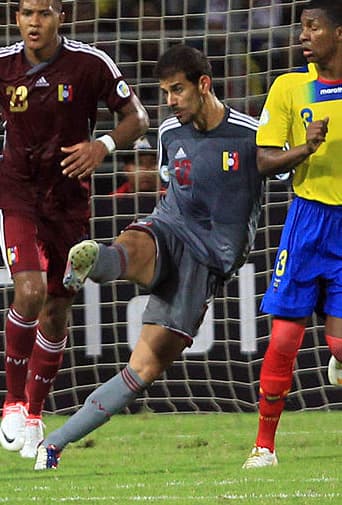 Dani Hernández. Posición: Portero. Edad: 30 años. Club: Tenerife. Veces Seleccionado: 20 participaciones. Descripción. Descripción: Es un portero de buenos reflejos y seguro en el juego aéreo. Nacido en Venezuela pero criado en España, ha estuvo en primera división de la Liga con el Real Valladolid y ahora es titular indiscutible con el Tenerife en la Liga Adelante.