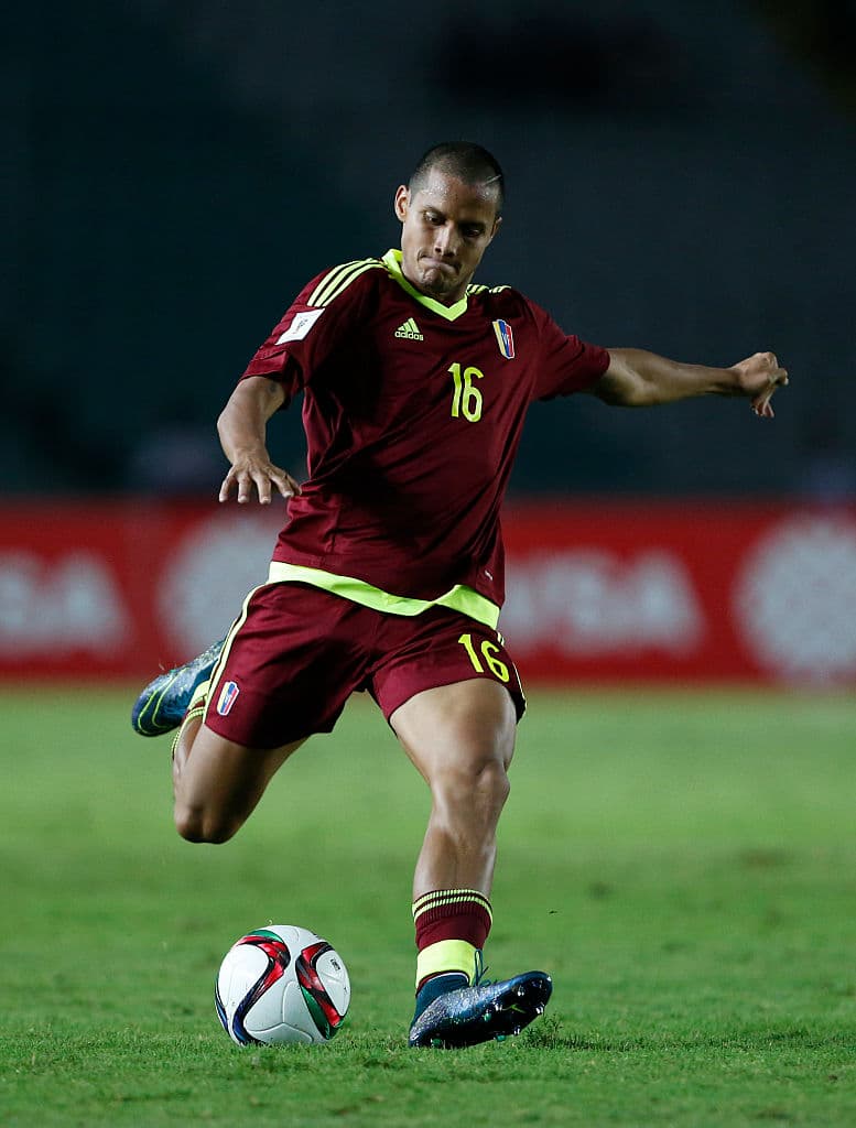Roberto Rosales: Posición: Lateral Derecho. Equipo Málaga. Edad: 27 años. Veces Internacional: 62 participaciones: Descripción: Comenzó su carrera en el Caracas FC de done se fue al Gent de Bélgica, luego de 3 años fue contratado por el Twente de Holanda y desde el 2014 juega en el Málaga. Es un lateral difícil de superar, apoya mucho al ataque y es un gran pasador.