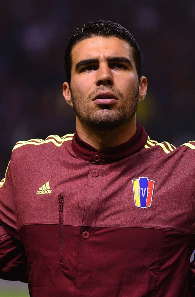 Alexander González. Posición lateral derecho. Edad: 23. Equipo: SD Huesca (España). Veces internacional: 30. Descripción: Es un lateral veloz, con buena proyección al ataque y buena recuperación. Comenzó en el Caracas FC, de donde se fue a Europa con el Young Boys de Suiza. Actualmente juega con el Huesca en la segunda de España.