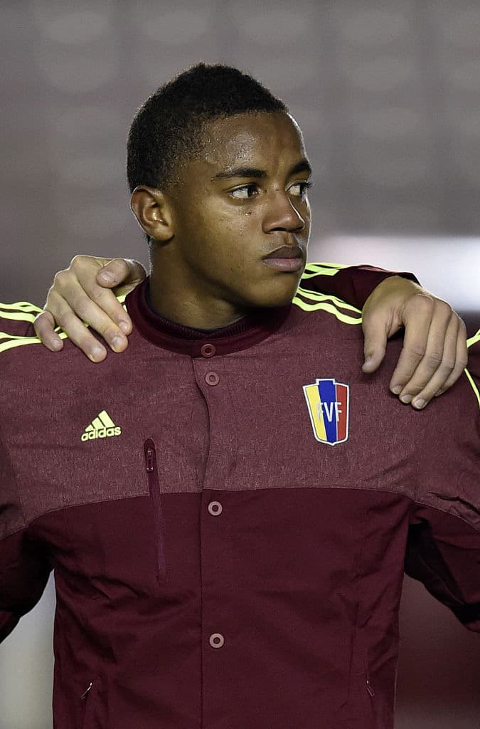 Wuilker Faríñez. Posición: Portero. Edad 18 años. Equipo Caracas FC. Veces seleccionado: 1 participación. Descripción: A pesar de su corta edad ya tiene un año como titular indiscutible de uno de los principales equipos del fútbol venezolano. Fue también portero de la Sub-17 en Sudamericano de 2015. Es una portero seguro y con gran personalidad bajo los tres palos.