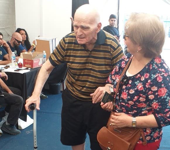 Una persona de edad avanzada se presenta a votar. Nadie se quiere perder la elección de la nueva dirigencia del club.