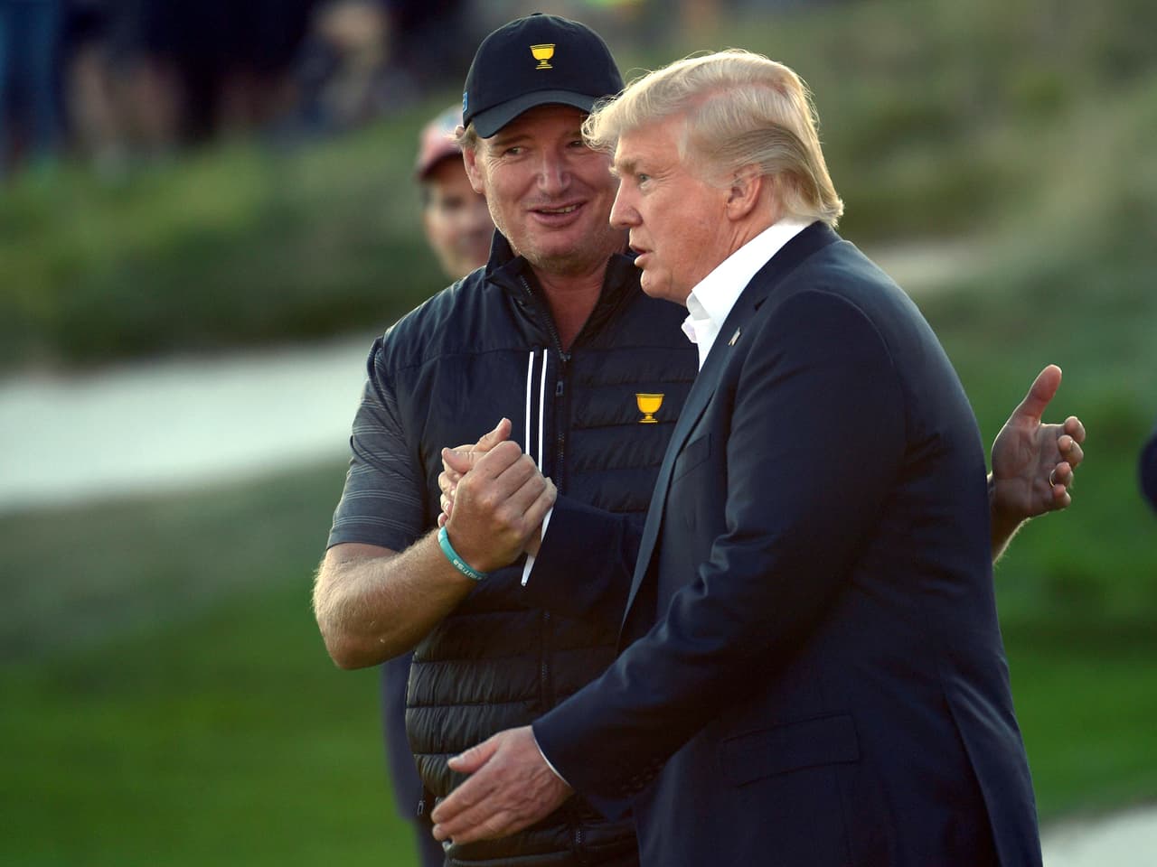 Incluso, algunos sudafricanos criticaron al golfista por su relación con el presidente estadounidense.