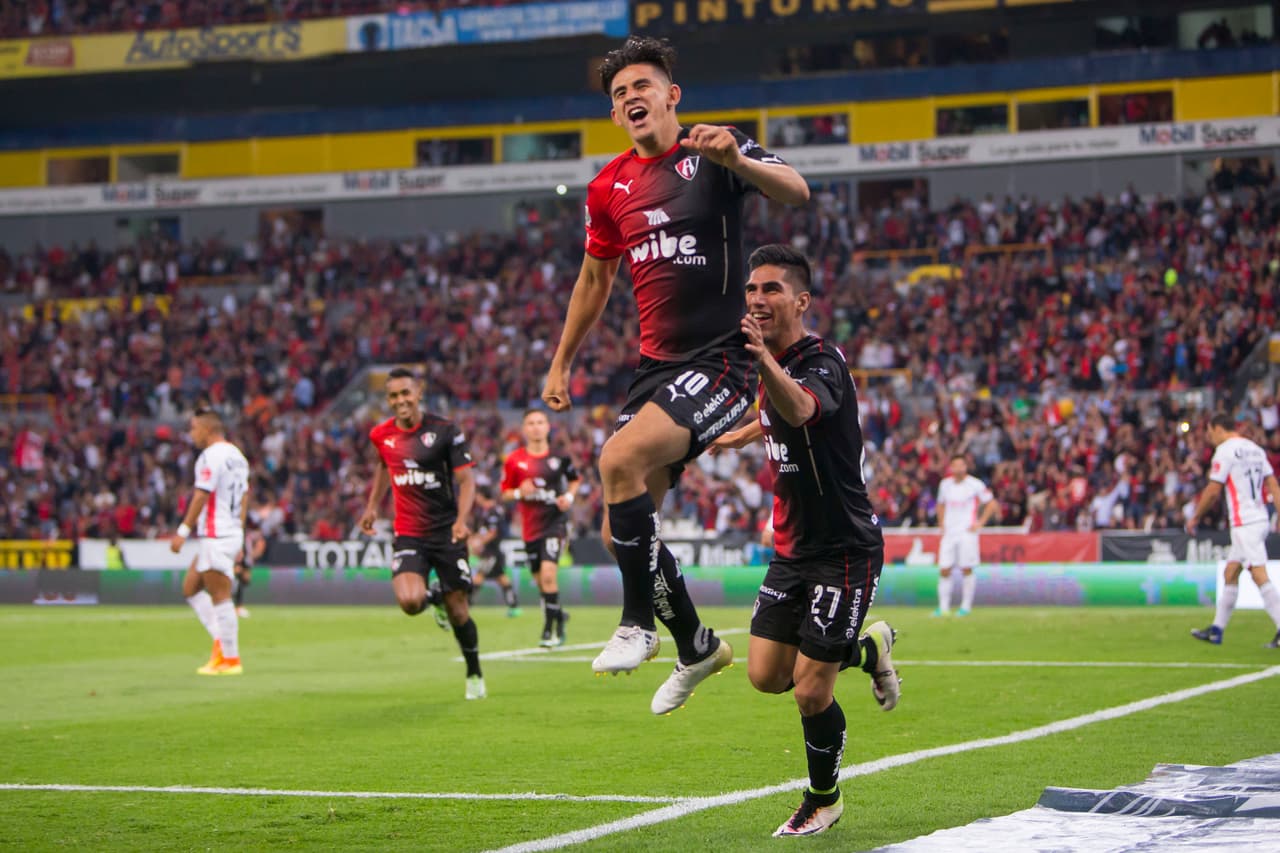 Atlas festeja uno de los goles ante Morelia.