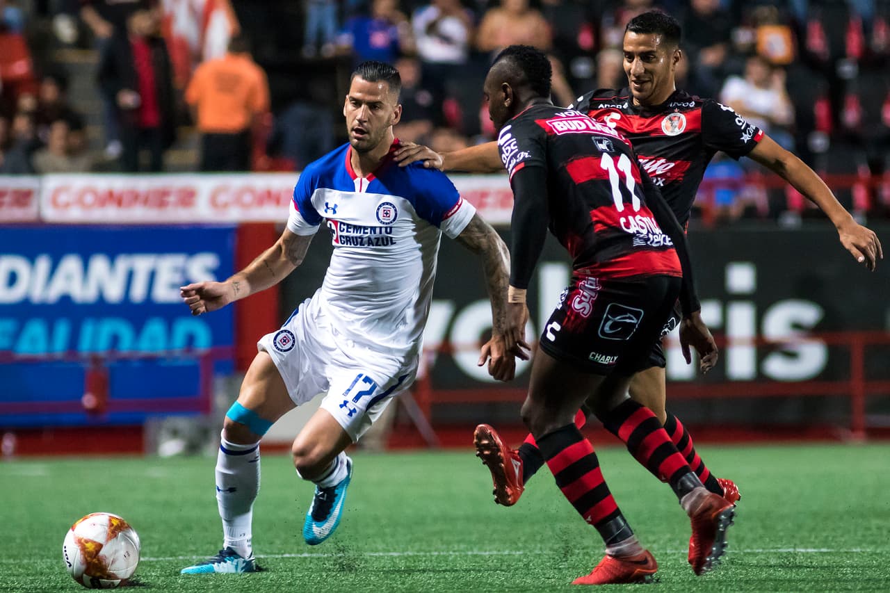 Pero a los 32 minutos el español Méndez no quitó el dedo del renglón y siguió explotando las libertades que le daban por la banda derecha.