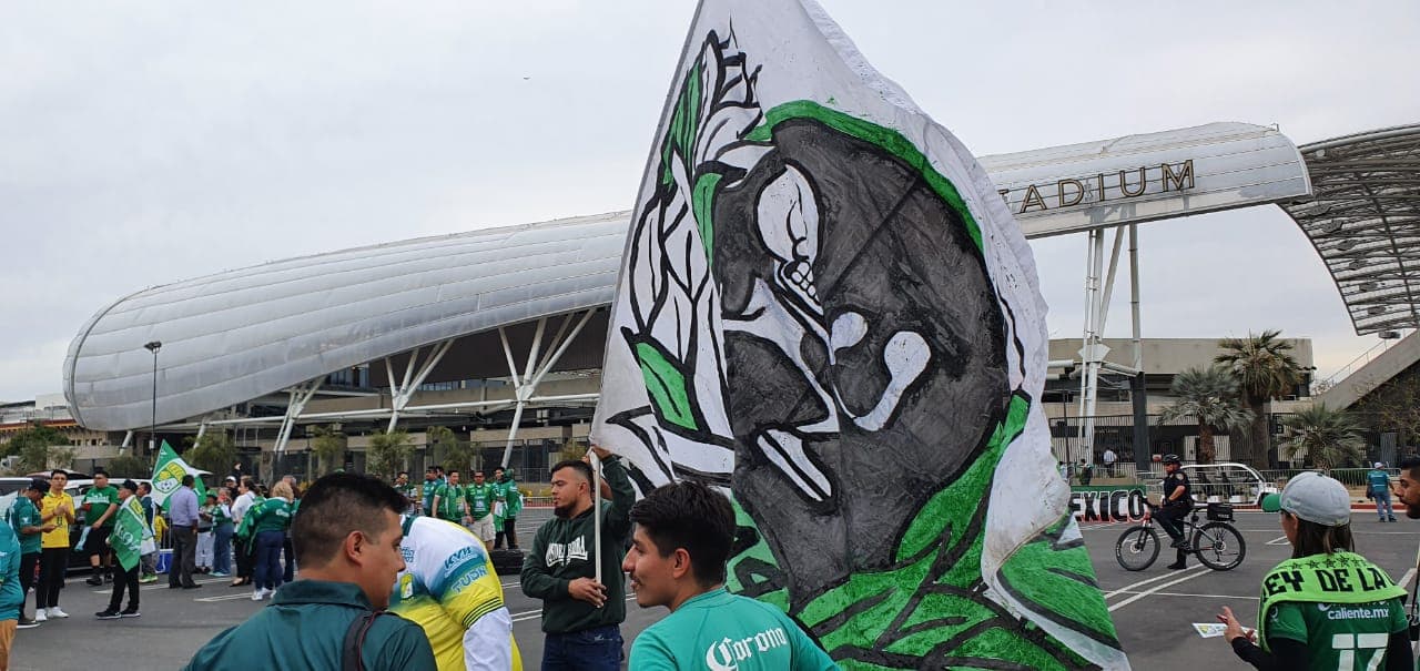 Los aficionados de León alientan a su equipo previo al encuentro ante LAFC.