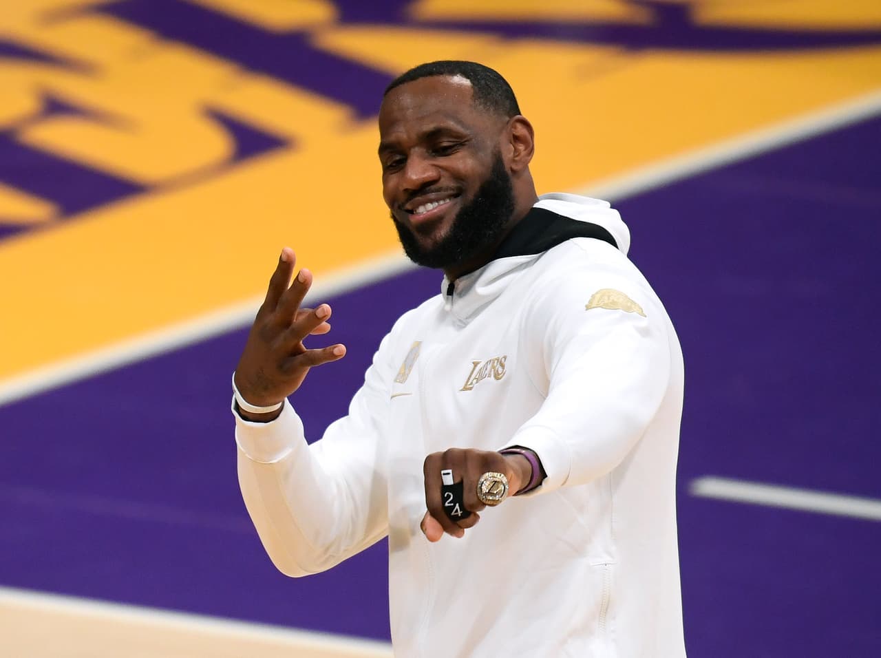 Vino tinto, el secreto para mejorar la puntería de LeBron James