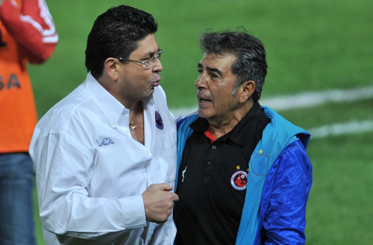 Foto de accion durante el Partido Veracruz vs Toluca, Correspondiente a la Jornada 7 del torneo Clausura 2015 de la Liga BBVA Bancomer MX, en la Foto: Fidel Kuri y Carlos Reinoso DT de Veracruz 20/02/2015/MEXSPORT/Luis Monroy. Estadio: Luis Pirata -Fuente-