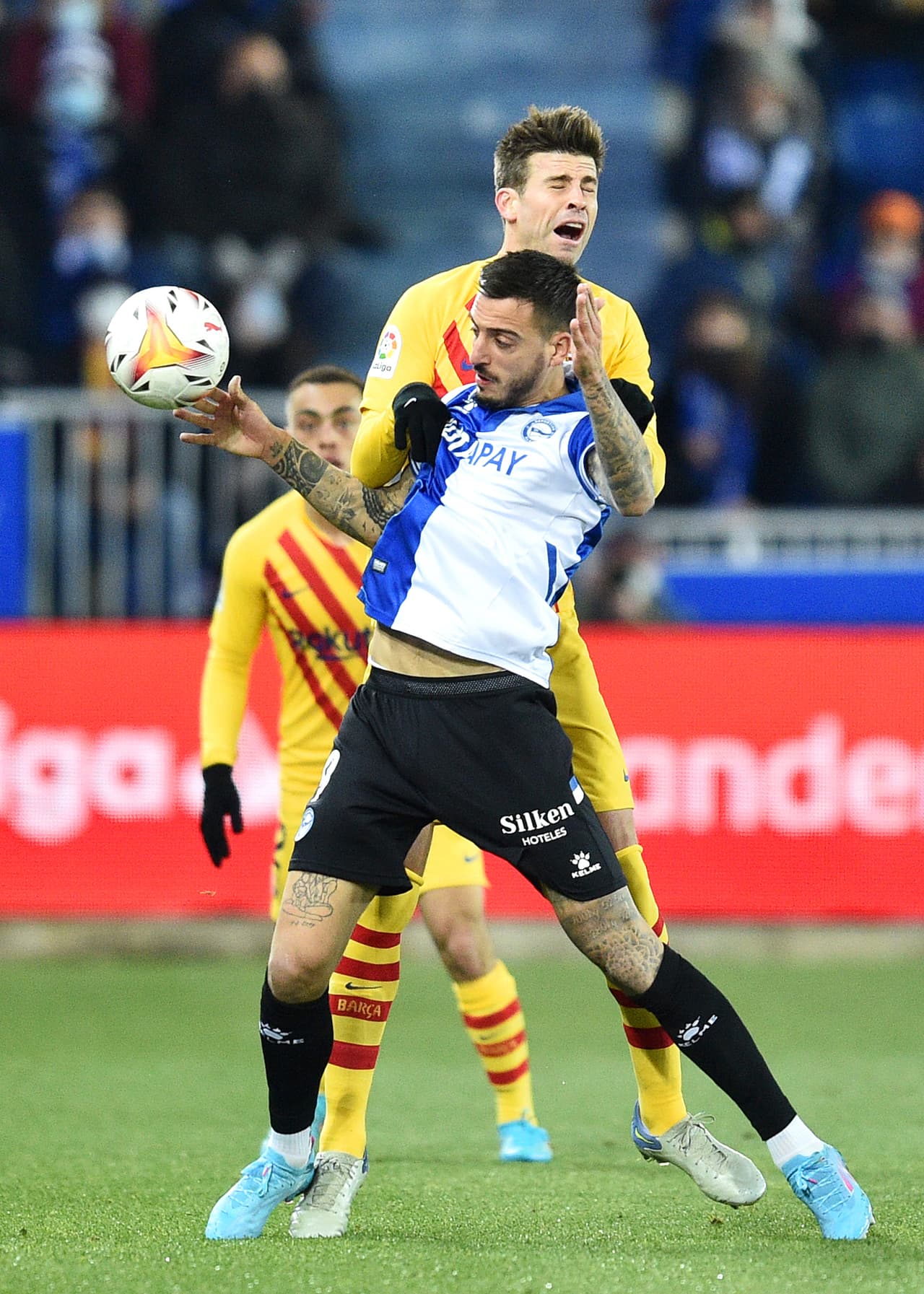 El Barcelona batalló mucho para vencer al Alavés, uno de los peores de LaLiga, pero al final lo hizo con un gol de Frenkie de Jong.