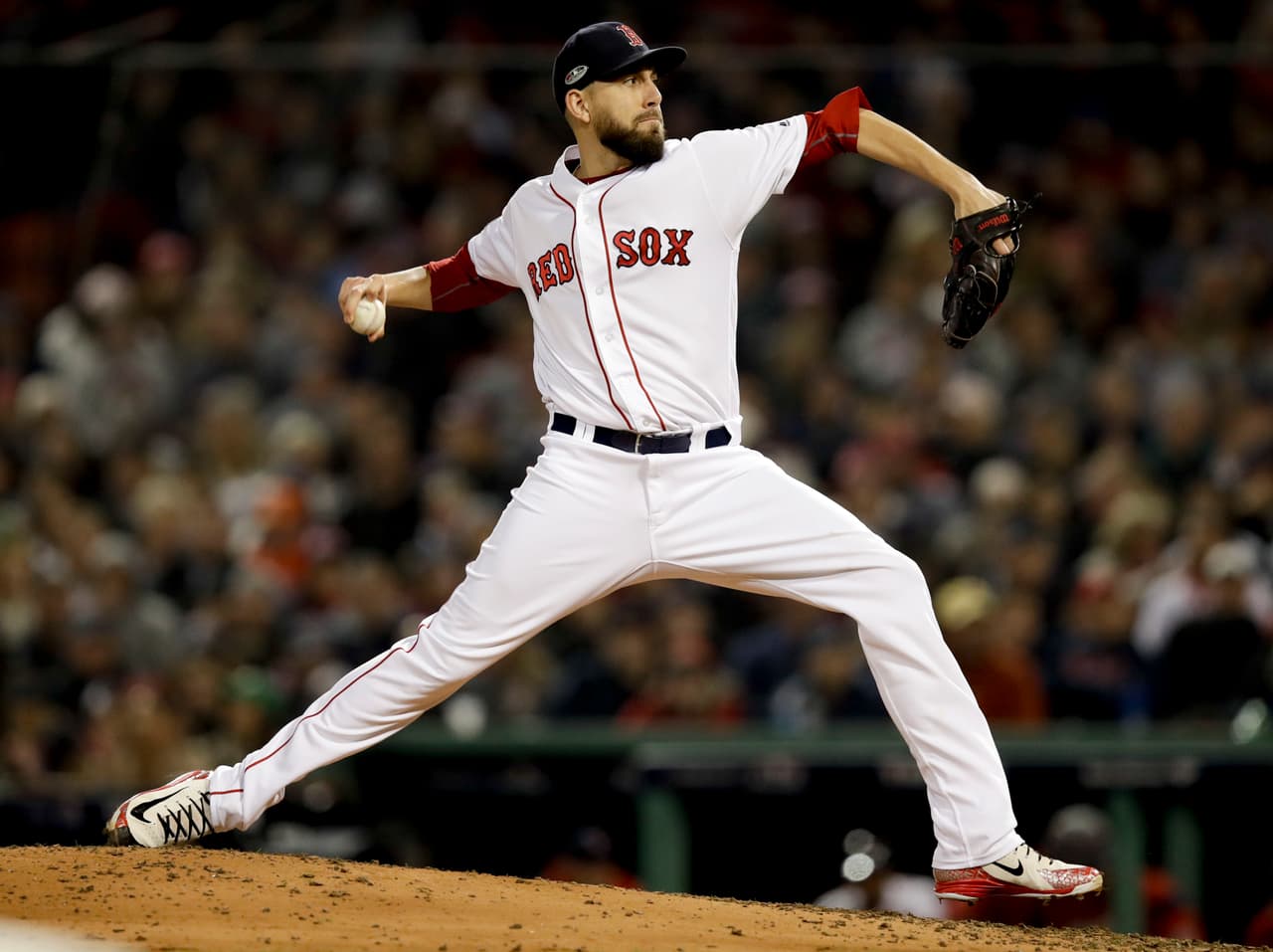 Para la sexta entrada el relevista Matt Barnes entró al quite. Tiró 1.1 entradas, no permitió hits, ponchó a uno y en labor de relevo se acreditó la decisión para los Red Sox.