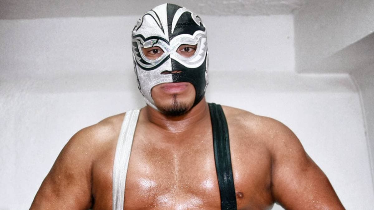 Silver King falleció de un infarto fulminante luego de recibir una patada de Juventud Guerrera en un evento organizado por el Hijo del Santo en Londres, Inglaterra.