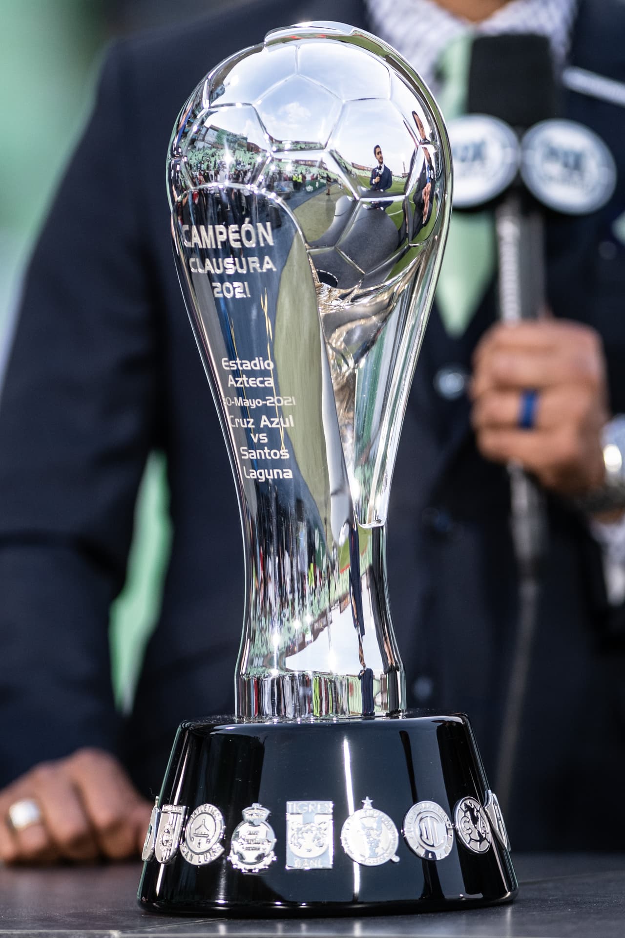 Con las respectivas medidas de salubridad, los aficionados toman lugar para disfrutar de los primeros 90 minutos de la final del futbol mexicano.