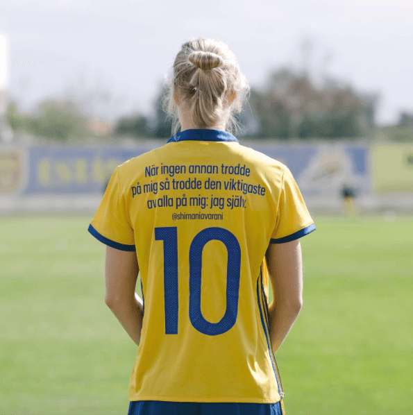 "Cuando nadie creía en mí, creyó la más importante de todas; yo misma" - Las jugadoras del equipo sueco eligieron los tuits entre mujeres destacadas de su país en una iniciativa de la Federación de Futbol por entregarle un mensaje inspirador a las jóvenes de su país.