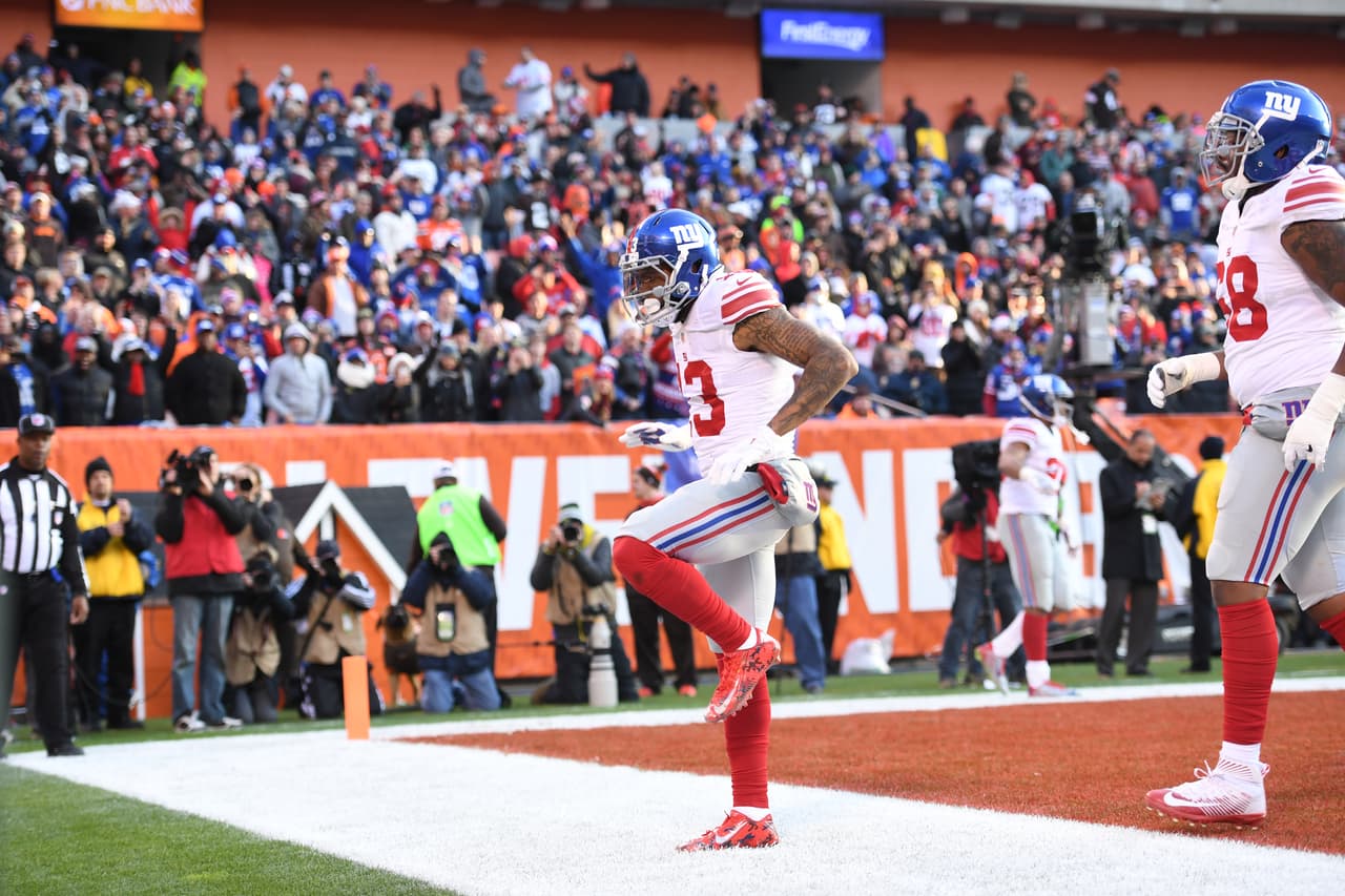 <b>Odell Beckham Jr. – WR, New York Giants</b>
<br>Calladitos y todo, los Gigantes de Nueva York tienen el segundo mejor récord de la NFC con su 8-3 que se ha visto opacado por la increíble temporada de Dallas. Para que ello ocurriera, 'OBJ' ha sido parte fundamental, pues no solo es la gran figura del equipo, si no que se encargó de superar su 'crisis' de cuatro partidos sin anotar al comenzar el año y ahora es el séptimo mejor WR en yardas totales (915) y tercero en touchdowns (8) . Beckham Jr. colaboró con seis recepciones, 96 yardas y 2 TD en la sencilla victoria de New York en Cleveland, donde el astro aprovechó para mofarse con un festejo a lo LeBron James.