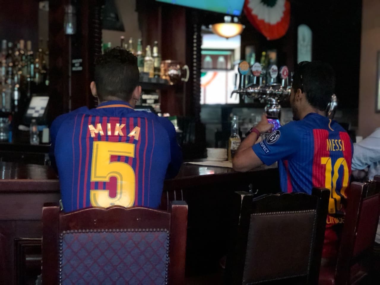 Los colores del Barcelona llegaron a los hinchas en Estados Unidos en La Palapa Hondureña en Miami, para apoyar al equipo en el juego de vuelta de octavos de final contra Chelsea en Champions League.
