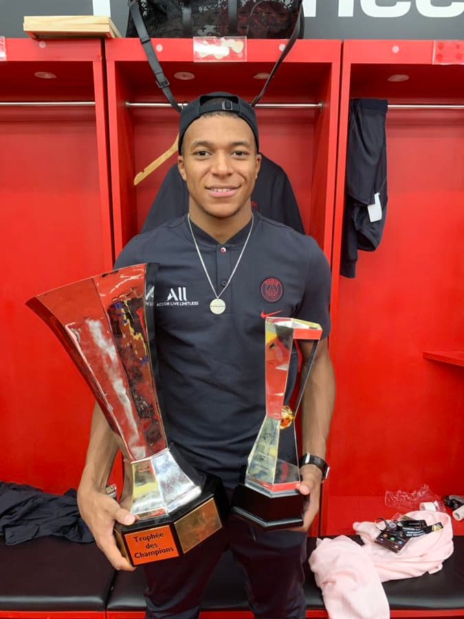 Kylian Mbappé posa con los dos trofeos: la Supercopa y su premio a MVP del partido.