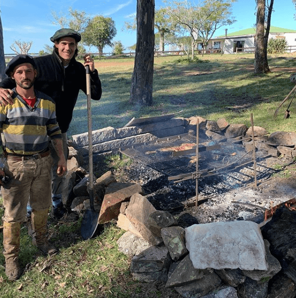 Édinson Cavani no se olvida de sus raíces uruguayas y antes de sumarse a la Celeste para la Copa América compartió esta fotografía.