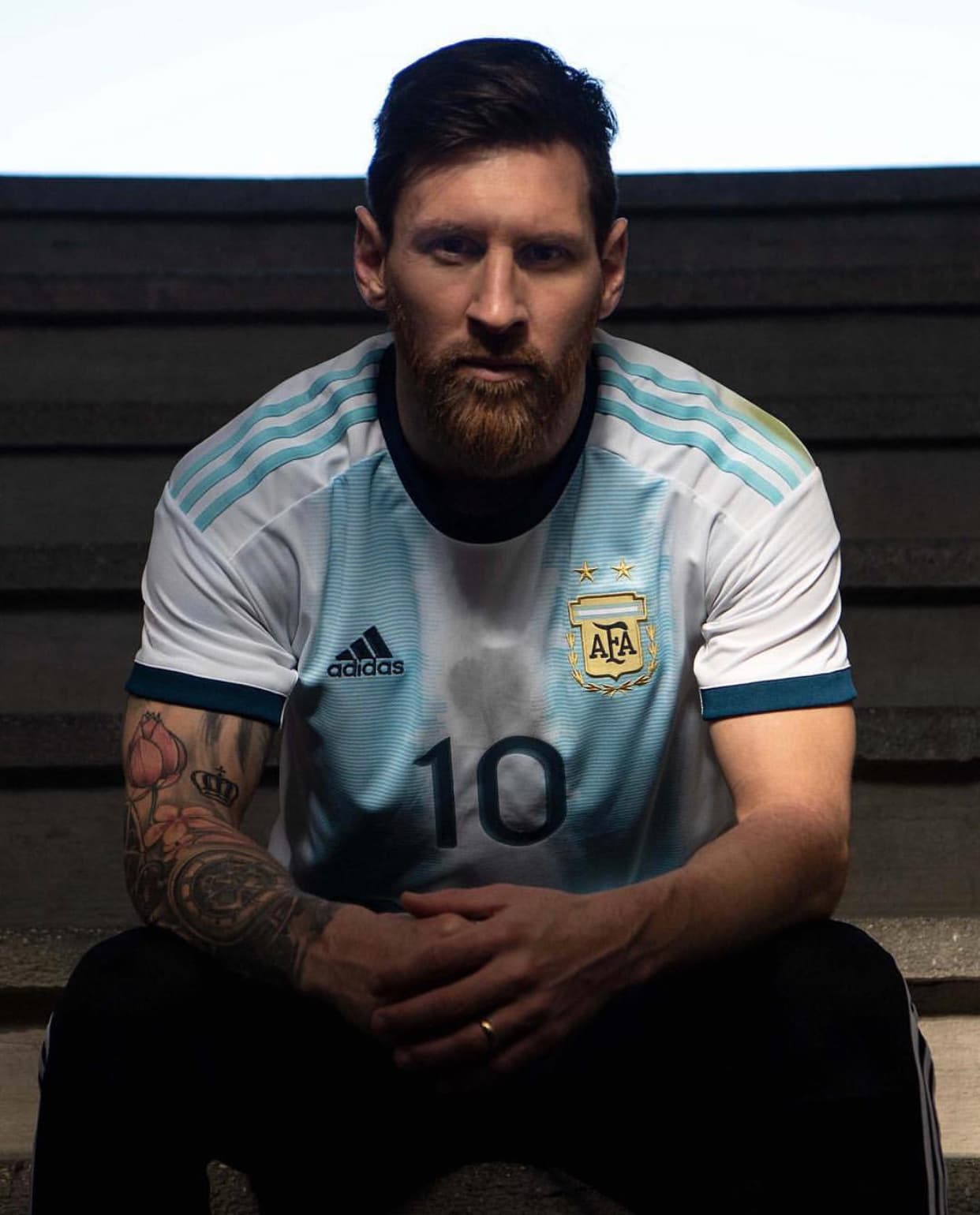 Las franjas más gruesas, el azul naval y el blanco vuelven a ser los principales atractivos de la playera de la selección Argentina, cuyo lanzamiento tuvo a Lionel Messi, Paulo Dybala, Lautaro Martínez, Ángel Correa.