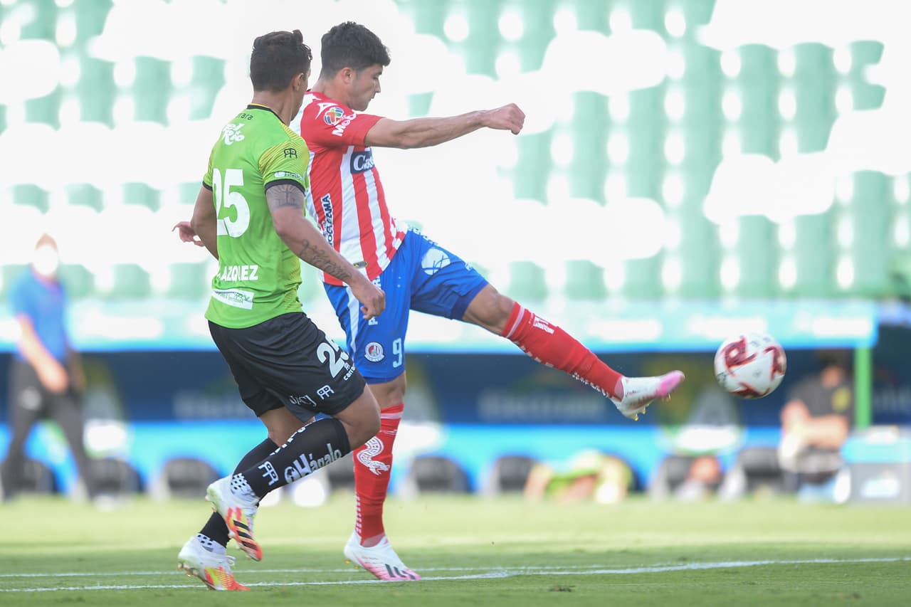 El mismo Ibáñez marcó el tanto para emparejar los cartones. Cobró el penal con la parte interna del botín a la derecha del marco; Palos adivinaba al lado contrario.