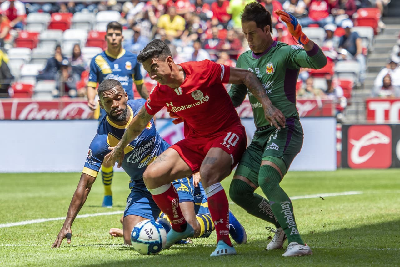 Sosa evita el gol de Rigonato.