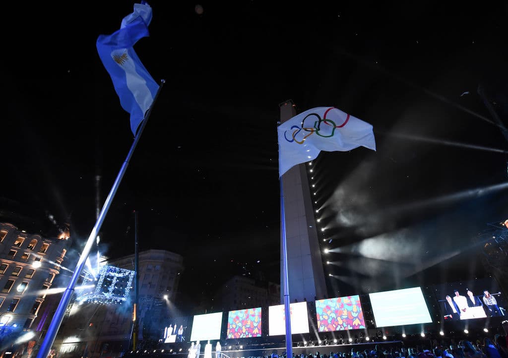 Ya en lo más alto la bandera de Argentina y la Bandera Olímpica en la ceremonia inaugural.