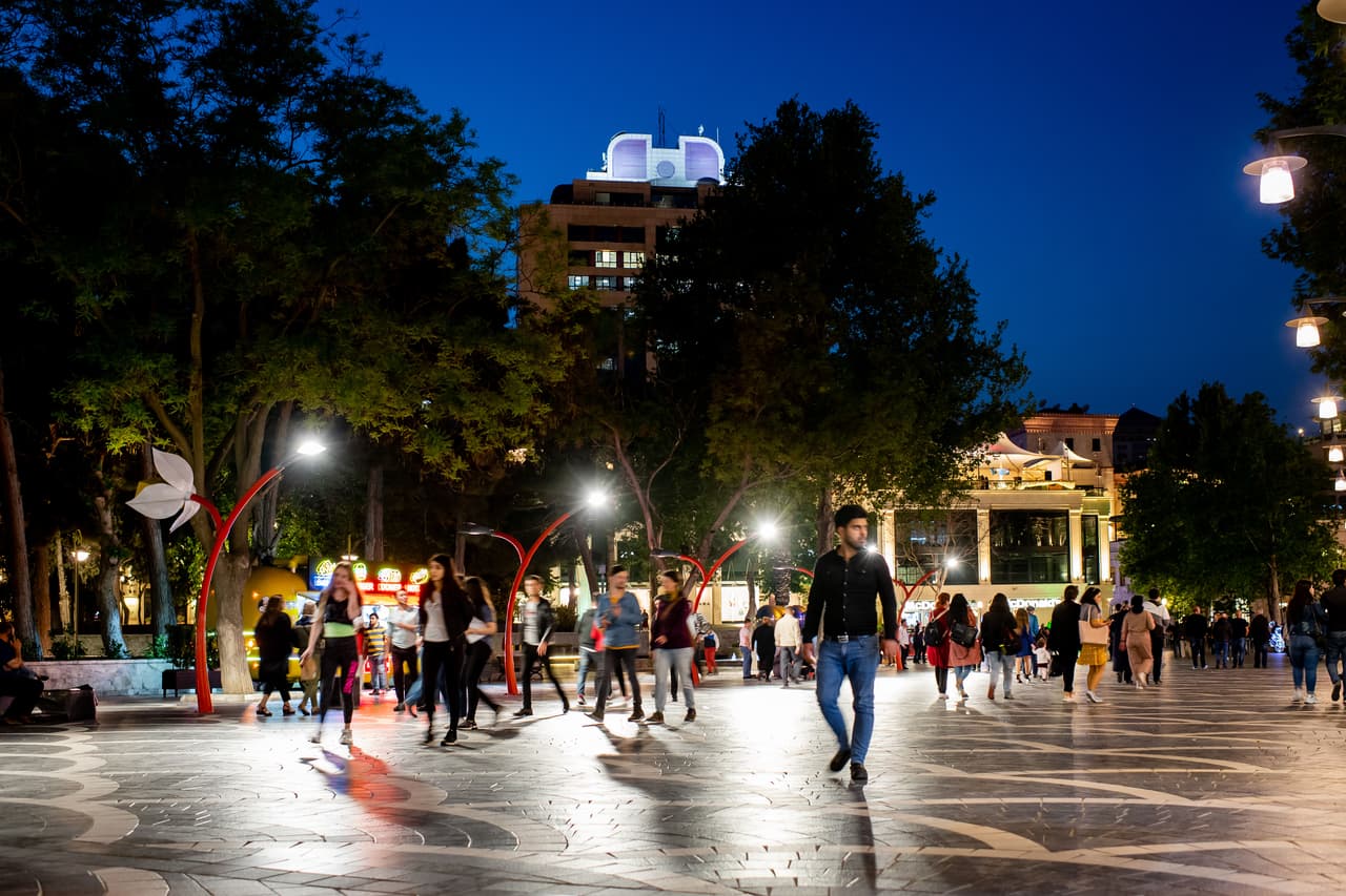 Bakú será la sede de la Final de la Europa League entre Chelsea y Arsenal. La capital de Azerbaiyán, que recibirá el duelo del miércoles 29 de mayo, ofrece espectaculares postales.
