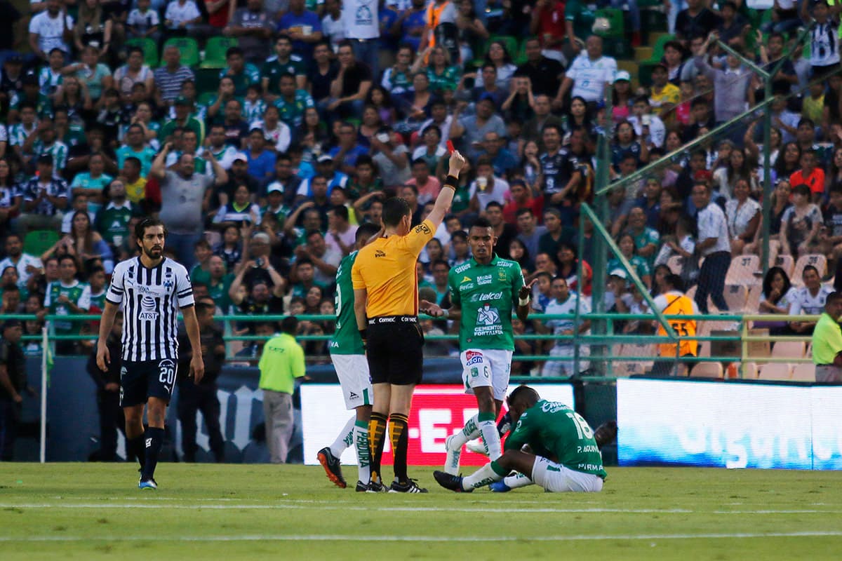La jugada que cambió el curso del partido ocurrió al minuto 20, cuando el peruano Pedro Aquino, del León, fue expulsado por el árbitro Erick Yair Miranda.