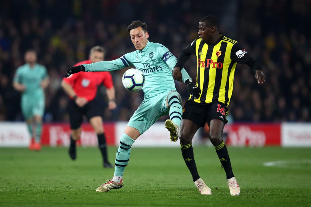 Mesut Ozil y compañía trataron de aprovechar la ventaja numérica en el campo de juego pero al término de la primera mitad Arsenal solo comabdaba por la mínima diferencia.