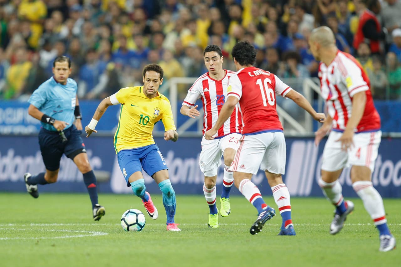 Neymar fue uno de los más activos en el primer tiempo, pero su intención de anotar se encontró con una muralla rojiblanca.