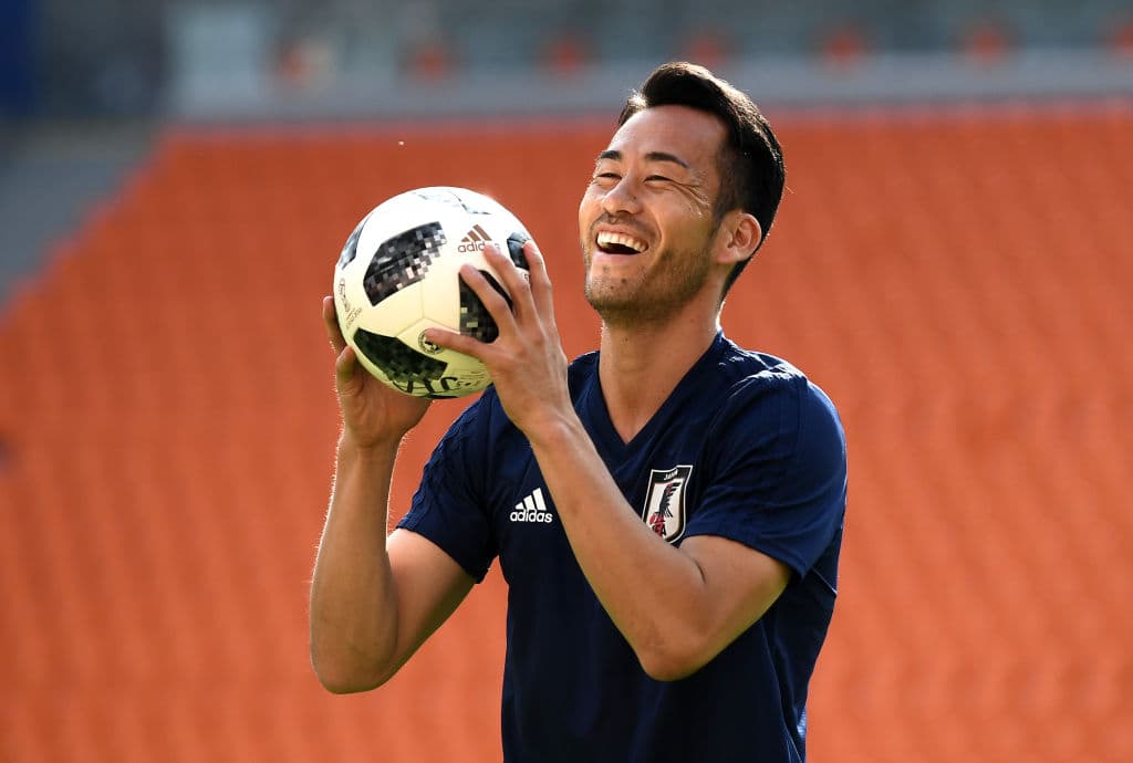 El defensa del Southampton de la Premier League, Maya Yoshida, sostiene un balón en la práctica mientras sonríe, quizás pensando en que el pase a la siguiente ronda sea accesible.