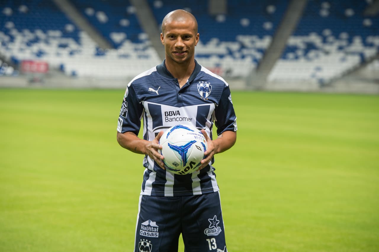 Llegó el pase de Carlos Sánchez y podría debutar con Monterey ante Pumas