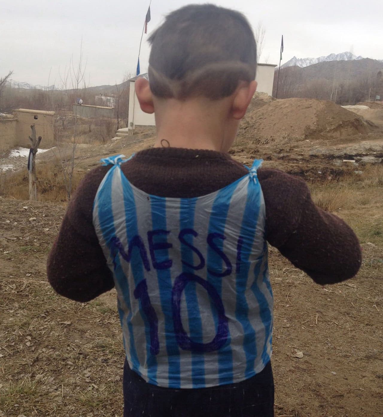 El niño, en ese entonces de seis años, quería sentirse como todo un futbolista y por eso su padre le regaló una playera hecha con una bolsa plástica.