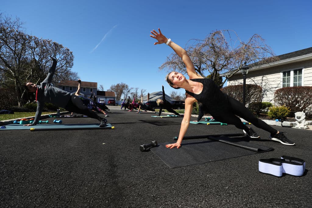 Tras la emergencia del coronavirus, Jamie Benedik organizó clases de fitness a puerta abierta en Long Island. Los asistentes tomaron la sesión conservando una distancia prudente entre ellos.