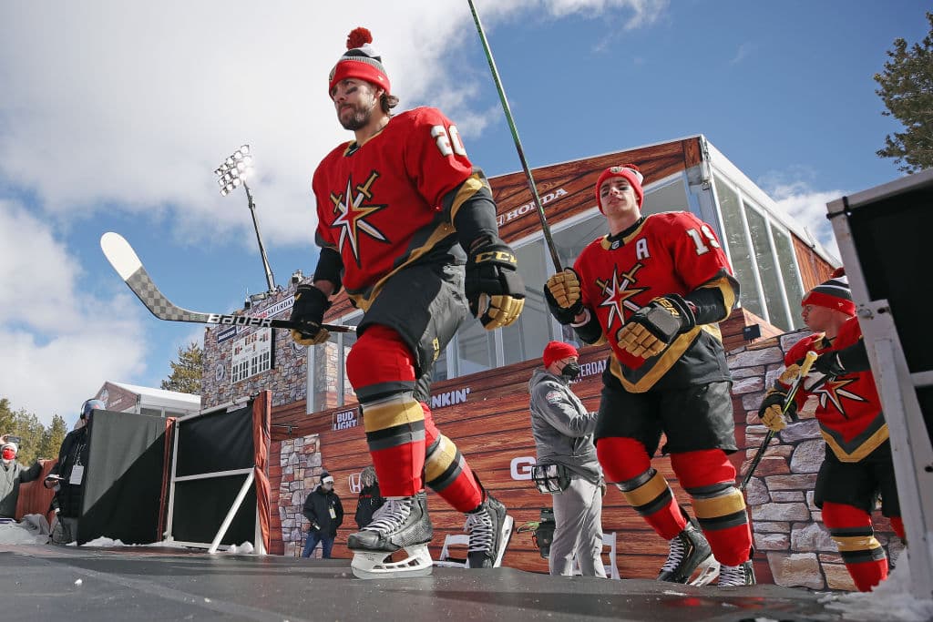 El duelo se llevó a cabo en el lago Tahoe, al aire libre y sin público. Ambos conjuntos son serios candidatos para levantar la Stanley Cup. “Es algo que tienes que ver para creer. Las fotos, por muy bonitas que sean, no representan lo que es de verdad. Es inspirador cuando sales y ves la montaña y el lago. Lo único que nos hace falta son los aficionados”, declaró DeBoer, entrenador de Vegas Golden Knights.